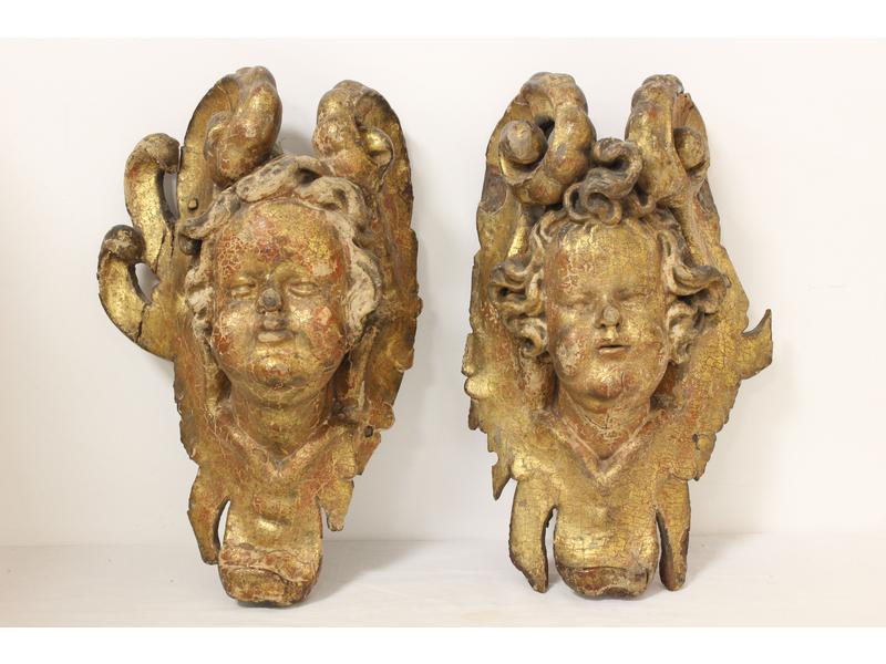 PAIRE DE MASCARONS D'ANGELOTS dans des rinceaux...