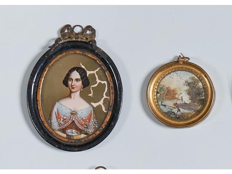 DEUX MINIATURES fixées sous verre représentant...