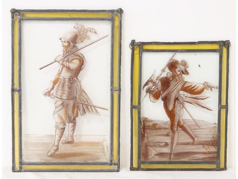 DEUX VITRAUX représentant des hallebardiers...