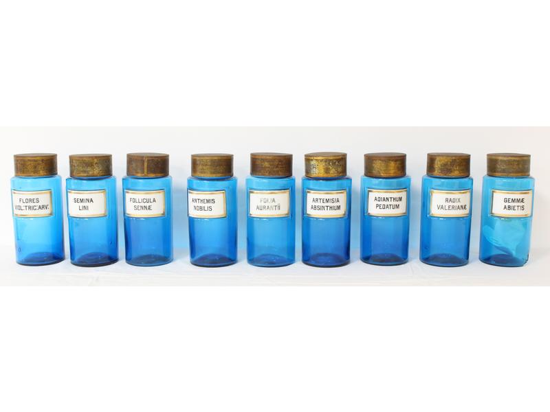 ENSEMBLE DE 9 POTS À PHARMACIE de forme cylindrique...