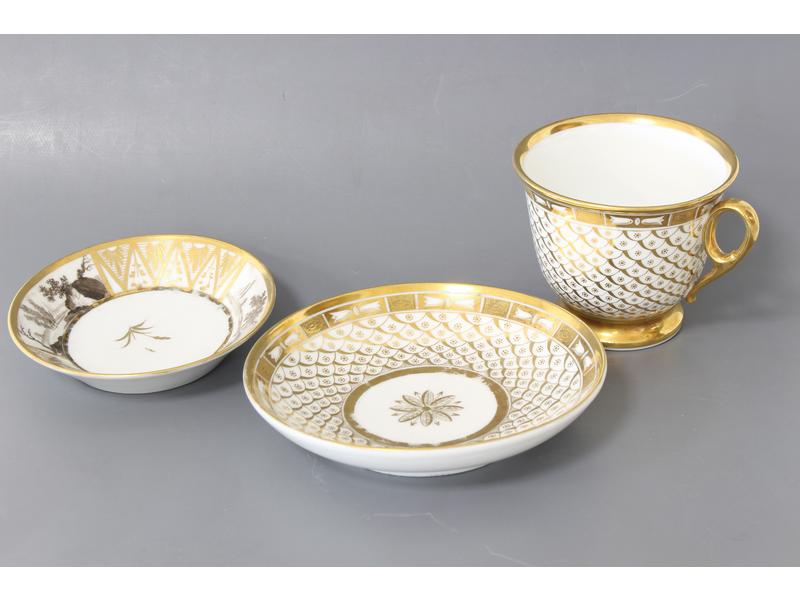 GRANDE TASSE ET SOUS-TASSE en porcelaine...