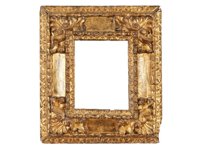 CADRE en bois sculpté et doré à frise de...