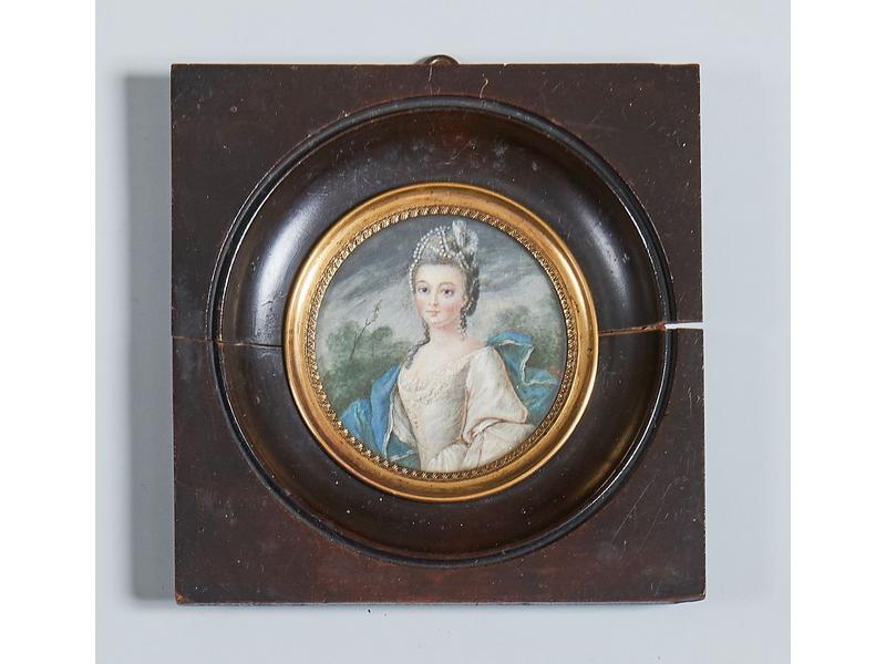 MINIATURE ronde représentant une élégante...