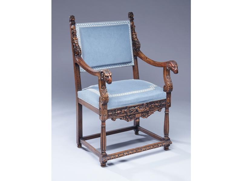 FAUTEUIL en noyer mouluré et sculpté à deux...