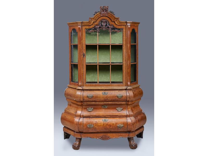 VITRINE DEUX CORPS en noyer et placage de...