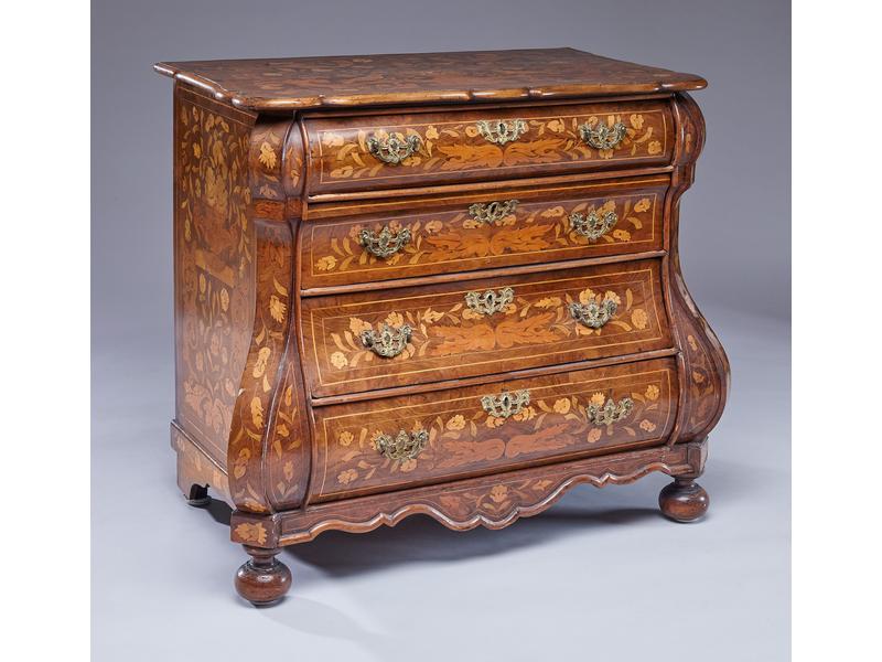 PETITE COMMODE richement marquetée de fleurs...