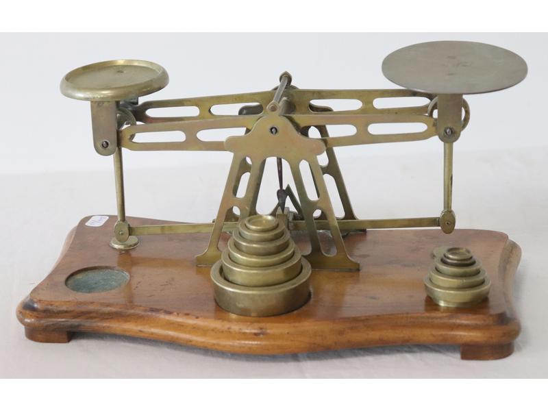 BALANCE DE PHARMACIE en laiton, base en noyer...
