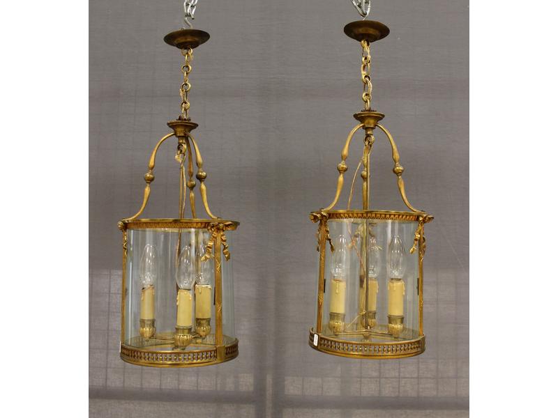 PAIRE DE LANTERNES cylindriques à trois lumières,...