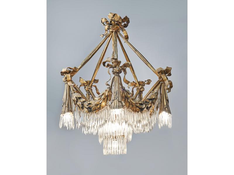 LUSTRE en bronze doré et pampilles de cristal,...