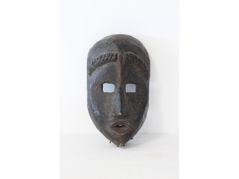 MASQUE en bois patiné brun rouge. Sourcils...
