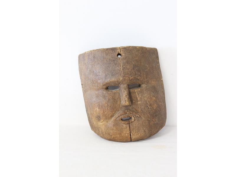 MASQUE en bois sculpté représentant un visage...