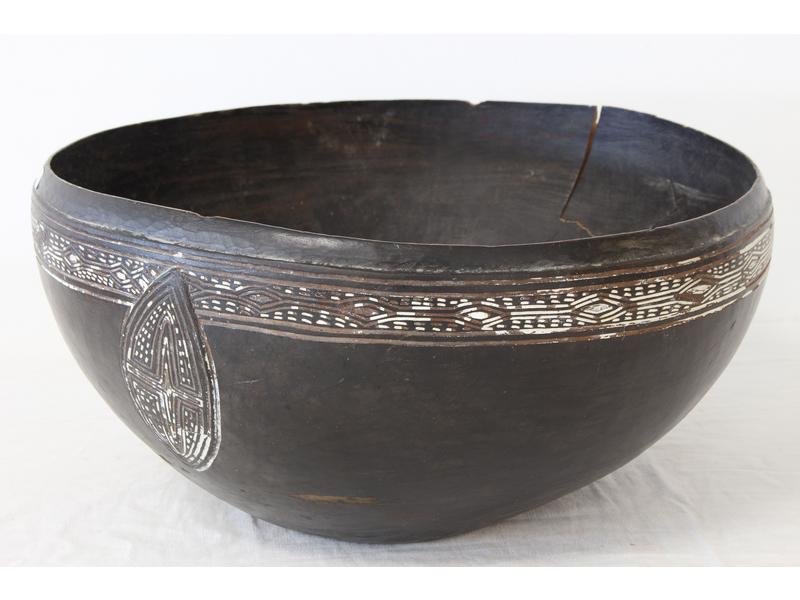 GRANDE COUPE ronde en bois noirci, bandeau...