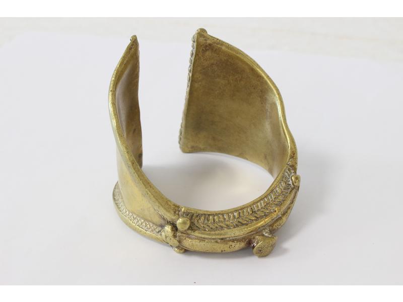 BRACELET ouvert en laiton décor incisé en...
