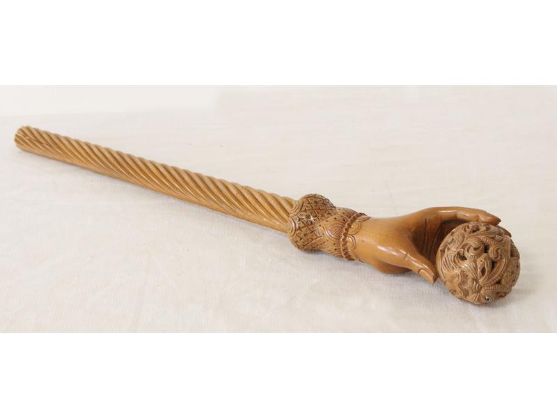 ELEMENT DE SCEPTRE en bois exotique à fût...