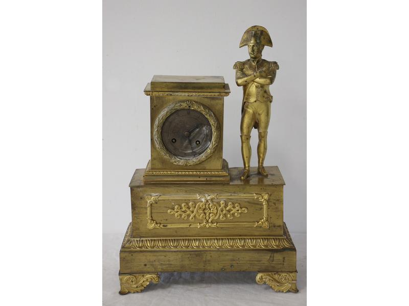 PENDULE borne en bronze doré figurant Napoléon...