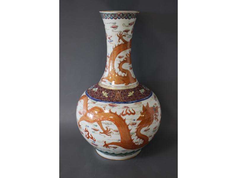VASE de forme bouteille à haut col, en porcelaine...