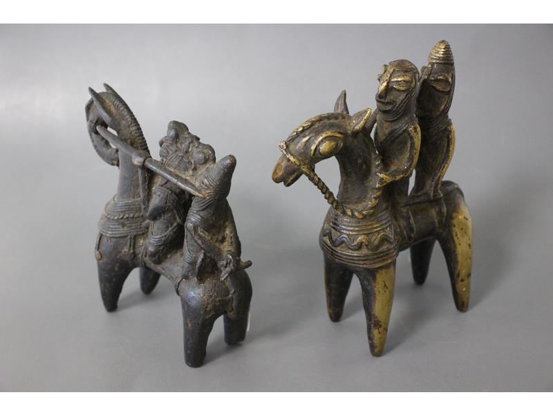 DEUX SCULPTURES DE CAVALIERS PEUHL en bronze...