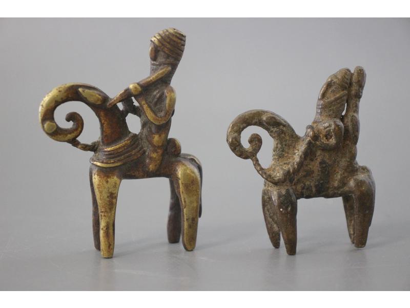 DEUX PETITES FIGURINES de cavaliers Peulhs...