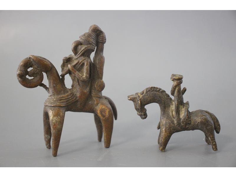 DEUX PETITES FIGURINES de cavaliers Peulhs...
