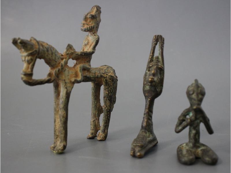 TROIS FIGURINES en bronze représentant un...