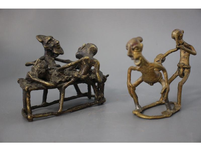DEUX PETITS GROUPES en bronze à la cire perdue,...