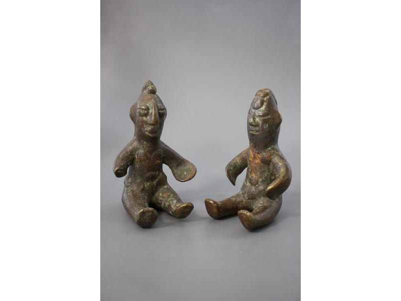 PAIRE DE STATUETTES ASSISES en bronze, les...