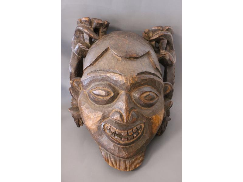 IMPORTANT MASQUE en bois sculpté à dents...