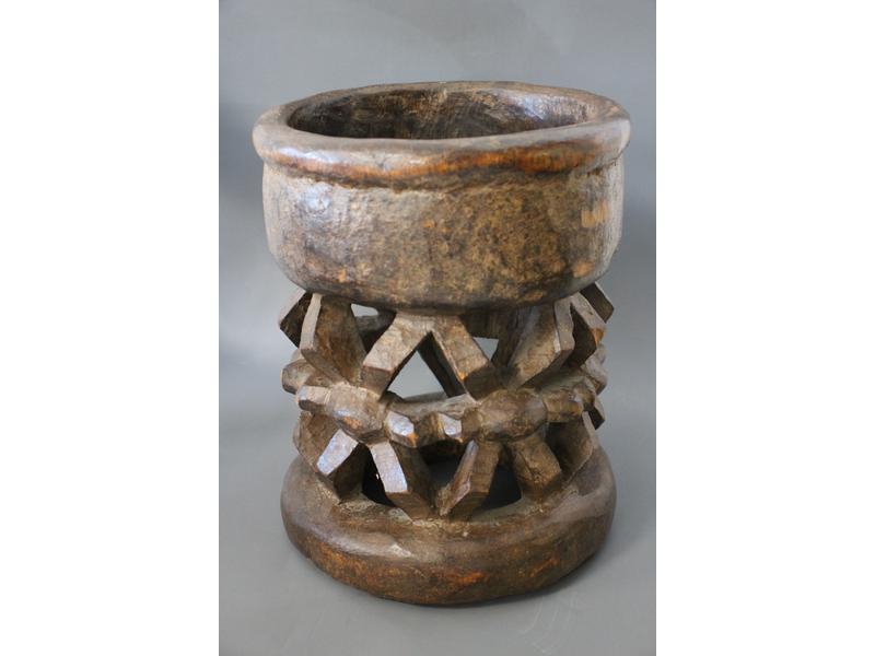 COUPE ronde en bois sculpté sur un piétement...