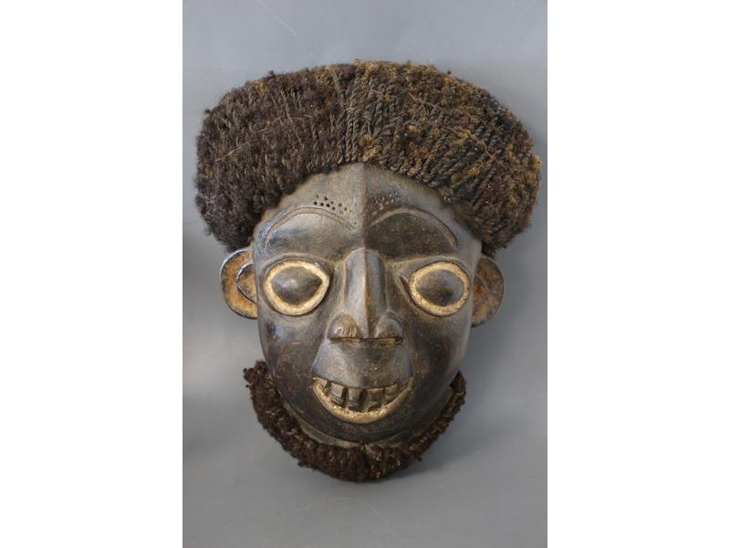 MASQUE en bois sculpté à patine marron et...
