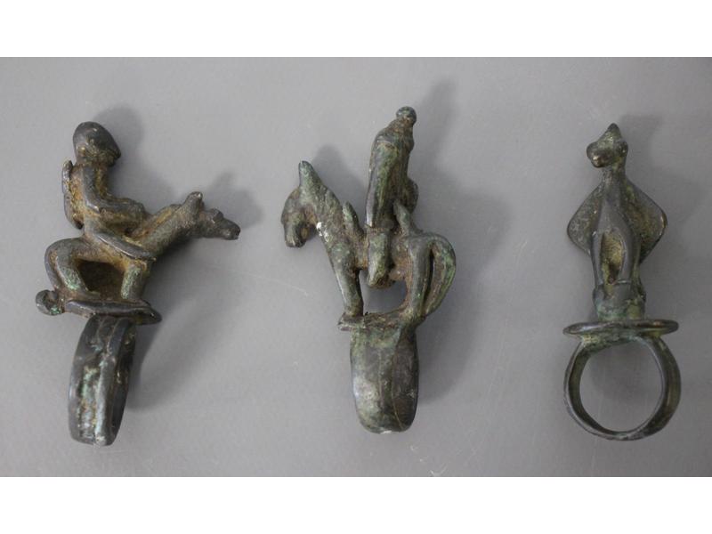 TROIS BAGUES DE HOGON en bronze à patine...