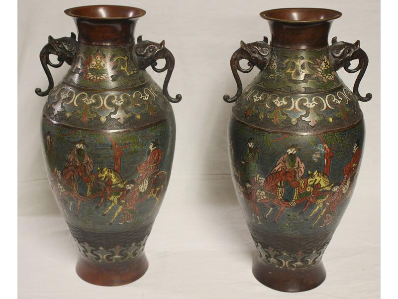 PAIRE DE GRANDS VASES de forme balustre en...
