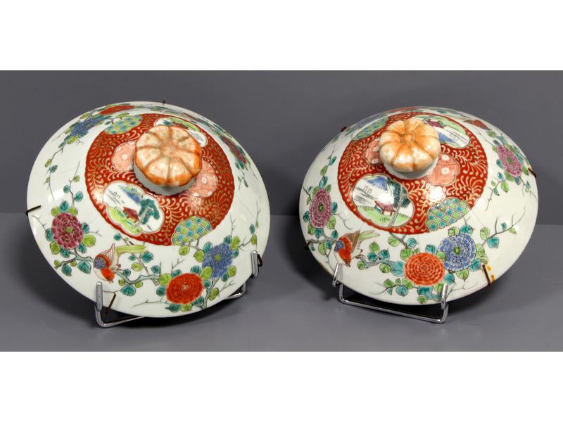 DEUX COUVERCLES de terrine ronds en porcelaine...