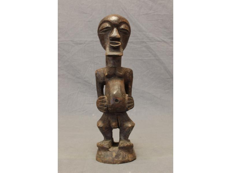 STATUETTE d'ancêtre, en bois sculptée, menton...