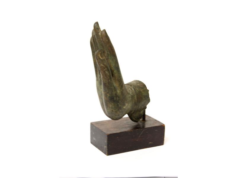 MAIN DE DIVINITÉ en bronze à patine verte...