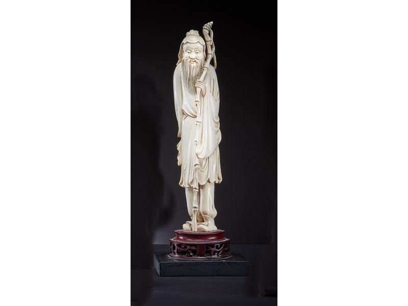 OKIMONO en ivoire sculpté représentant un...