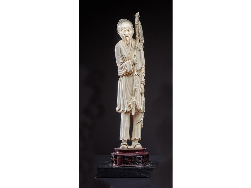OKIMONO en ivoire sculpté représentant un...