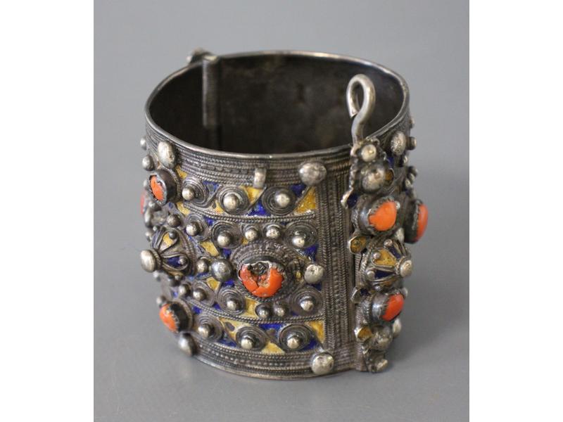 BRACELET MANCHETTE en argent à décor en relief...