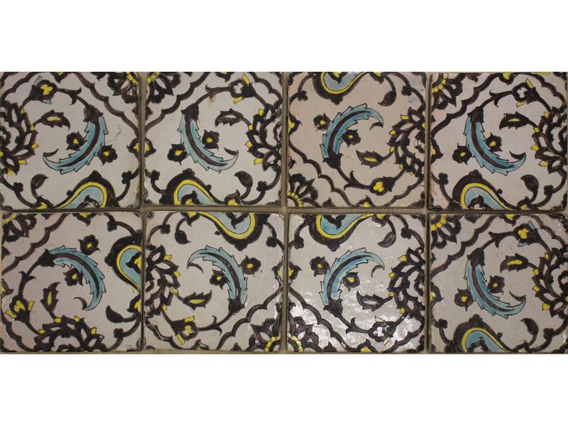 HUIT CARREAUX de faïence émaillée à décor...