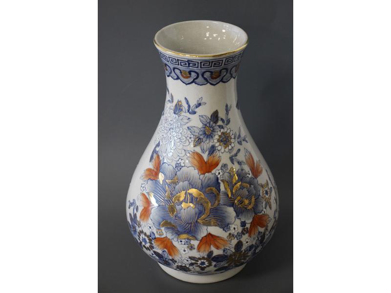 VASE en porcelaine à étranglement à décor...