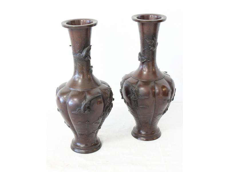 PAIRE DE VASES en bronze patiné, à haut col...