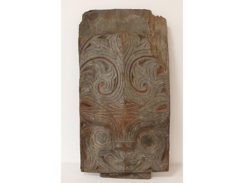 PANNEAU en bois sculpté réhaussé rouge représentant...
