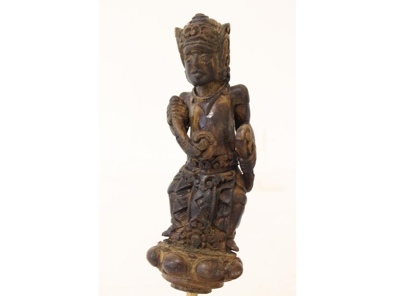 MANCHE DE KRISS en bois sculpté représentant...