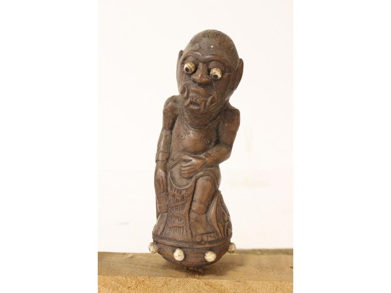 MANCHE DE KRISS en bois sculpté représentant...