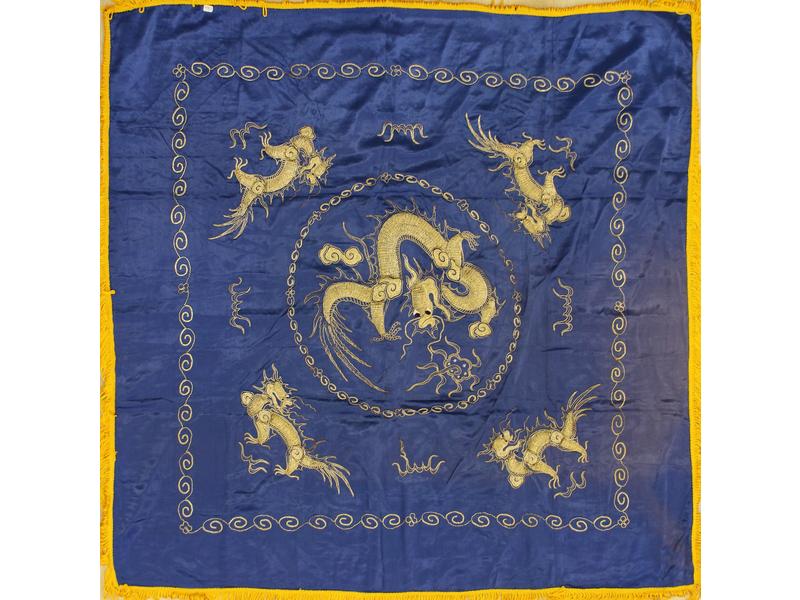 SOIERIE BLEUE à décor de dragons brodés en...