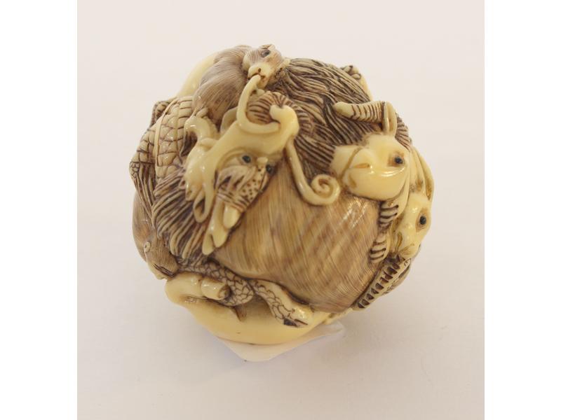 NETSUKE en ivoire sculpté représentant une...