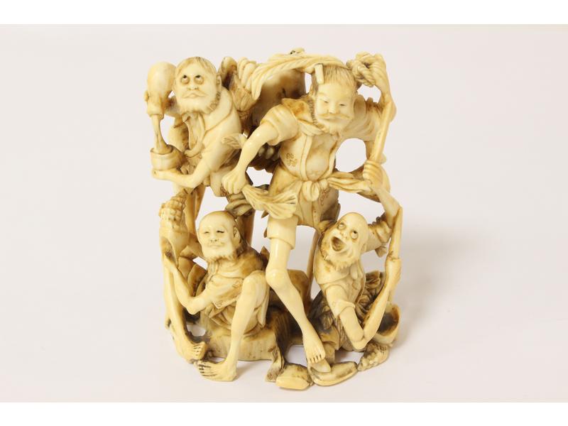 OKIMONO en ivoire sculpté représentant les...