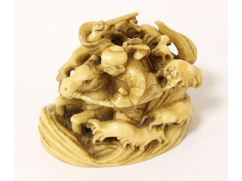 NETSUKE en ivoire représentant un cavalier...