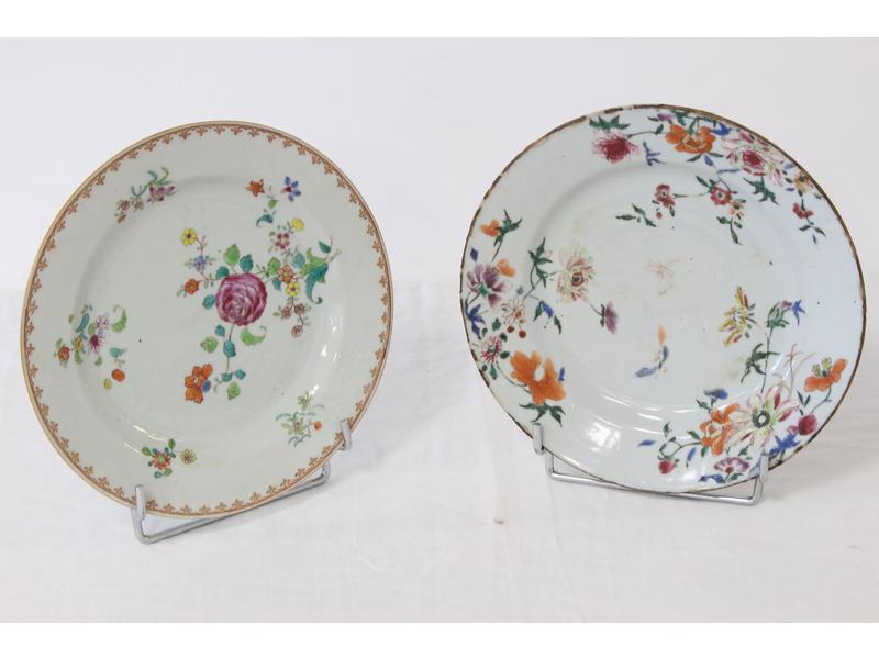 DEUX ASSIETTES en porcelaine émaillé polychrome...