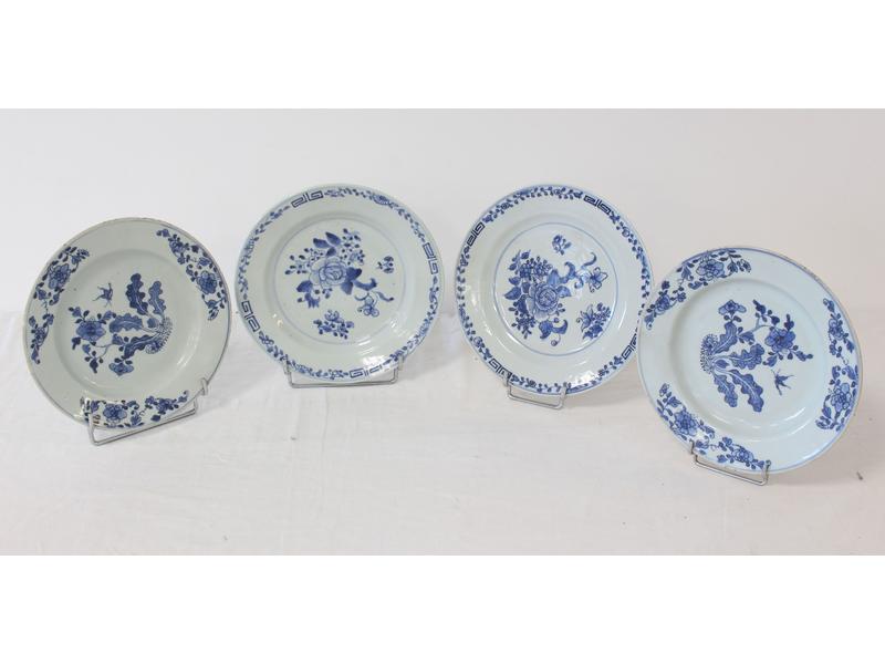 DEUX PAIRES D'ASSIETTES en porcelaine émaillée...
