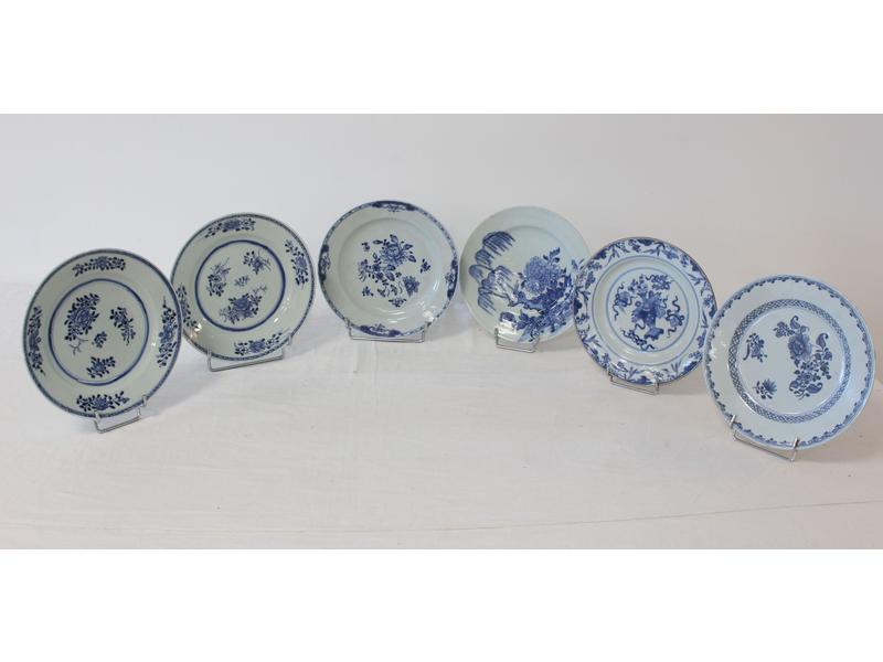SIX ASSIETTES en porcelaine émaillée bleu...